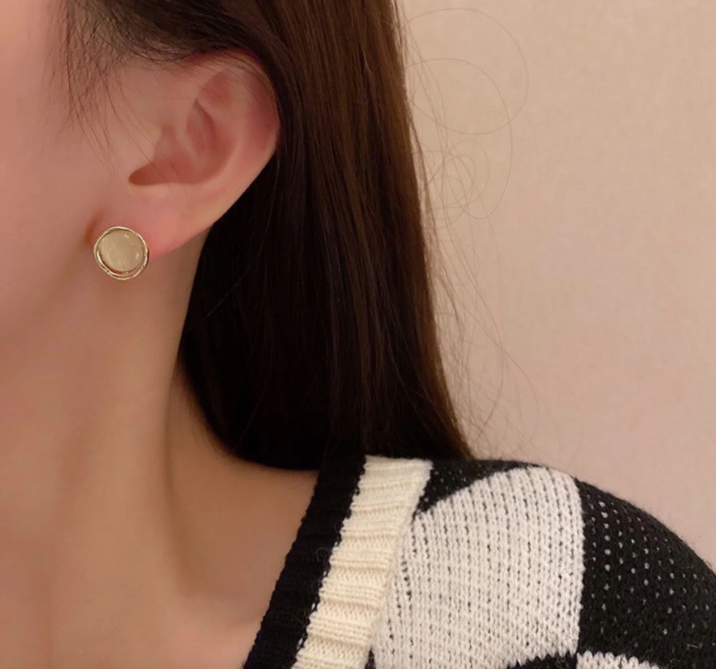 Light luxury round cat's eye stone earrings