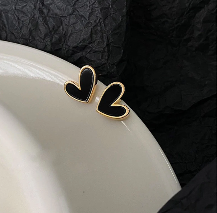 Love heart earrings - Black