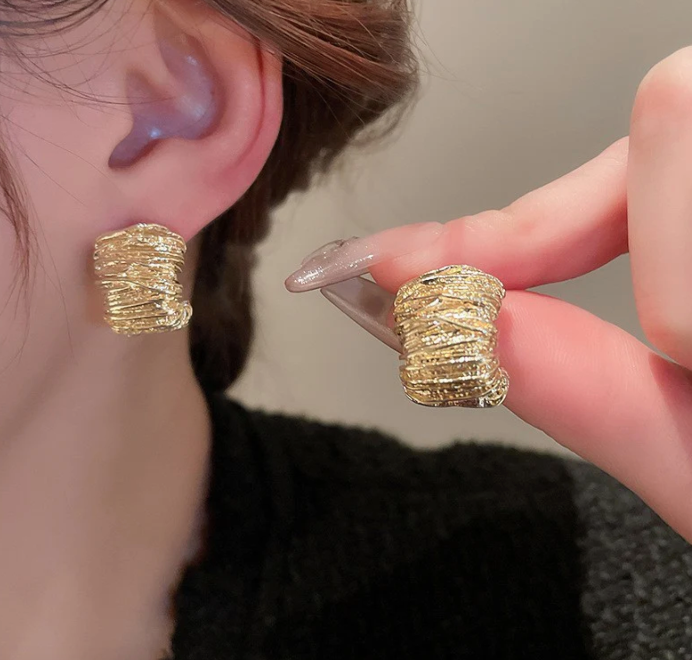Irregular metal pleated earrings - Golden