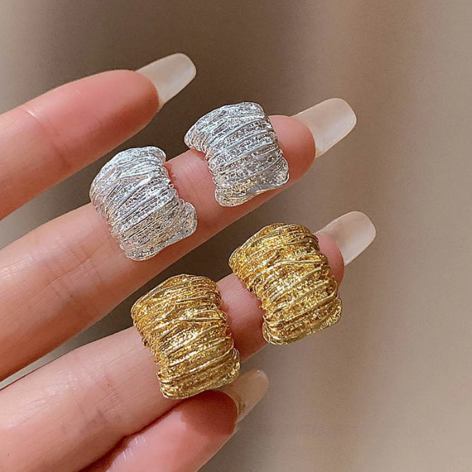 Irregular metal pleated earrings - Golden