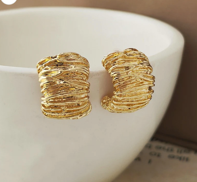 Irregular metal pleated earrings - Golden