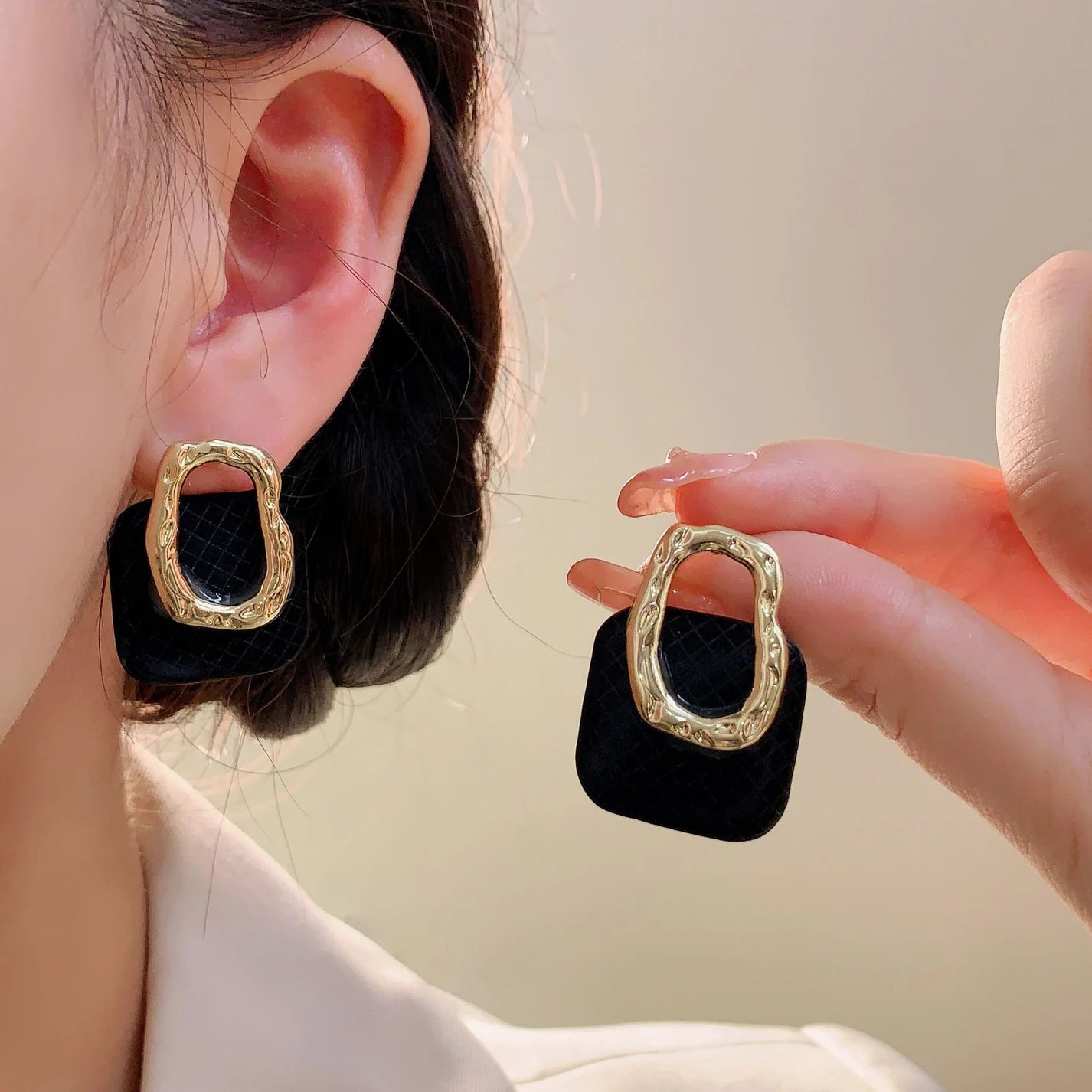 Autumn and winter small Chanel style metal earrings - Black
