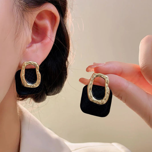 Autumn and winter small Chanel style metal earrings - Black