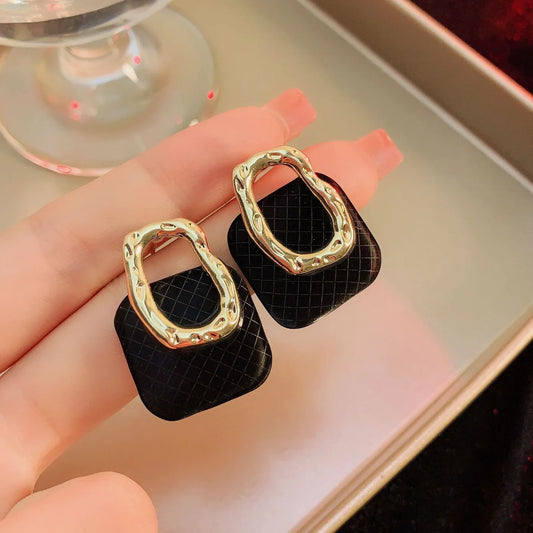 Autumn and winter small Chanel style metal earrings - Black