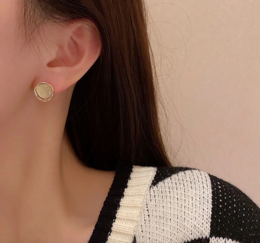 Light luxury round cat's eye stone earrings
