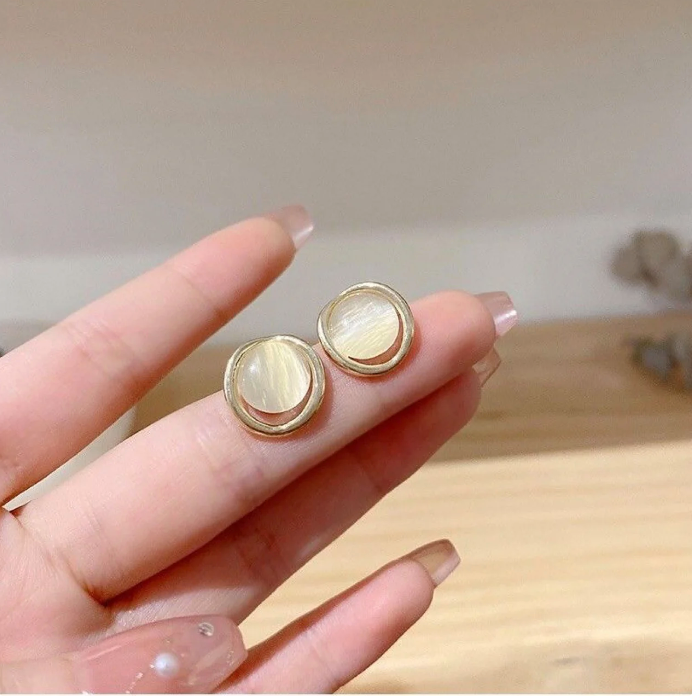 Light luxury round cat's eye stone earrings