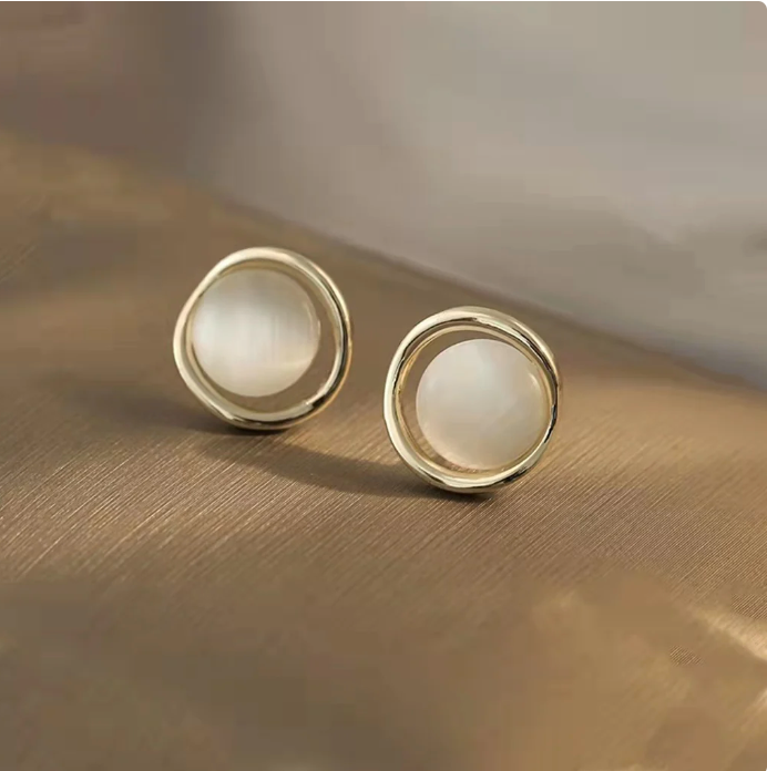 Light luxury round cat's eye stone earrings