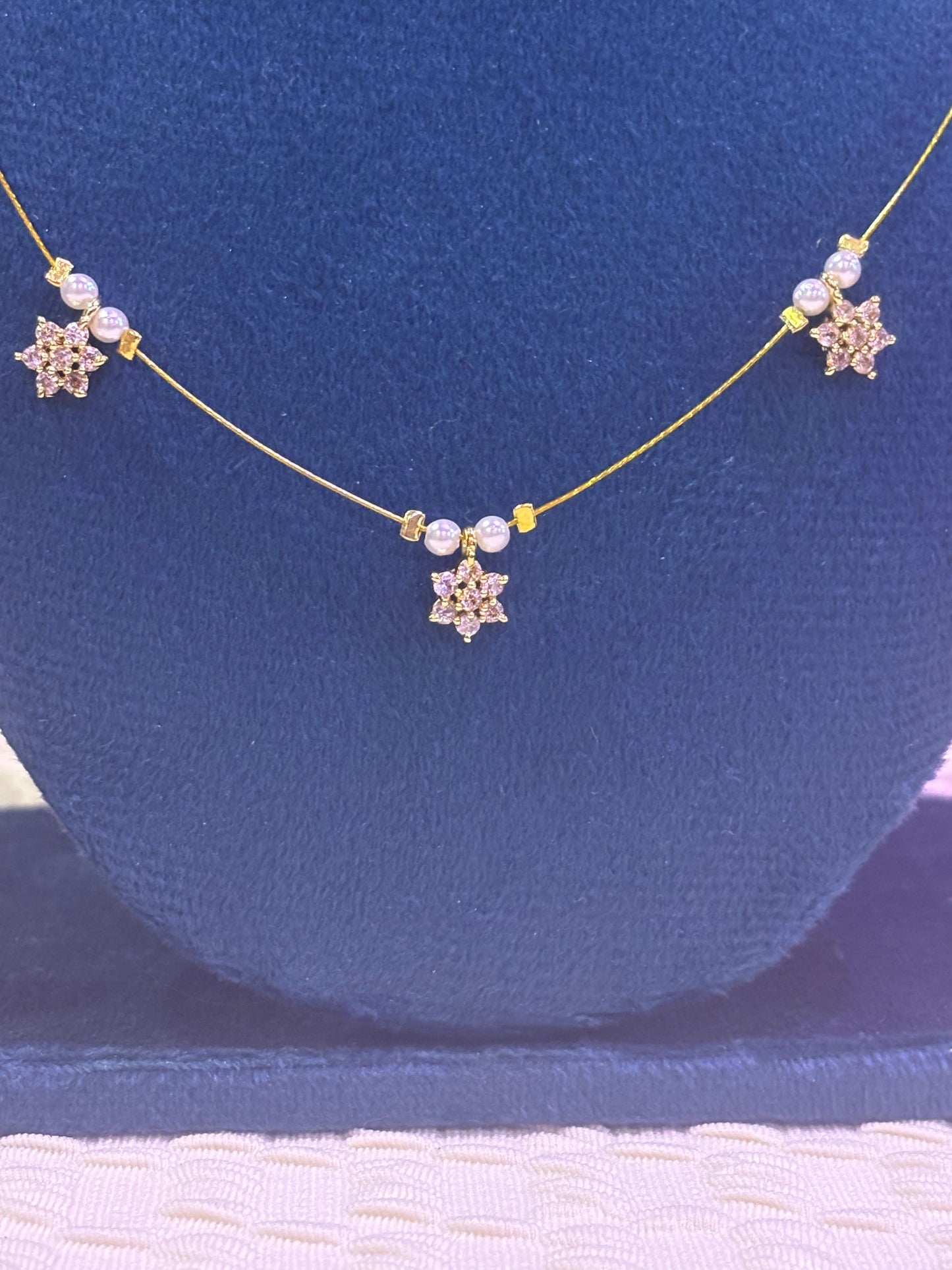 Invisible premium neckpiece - white stone